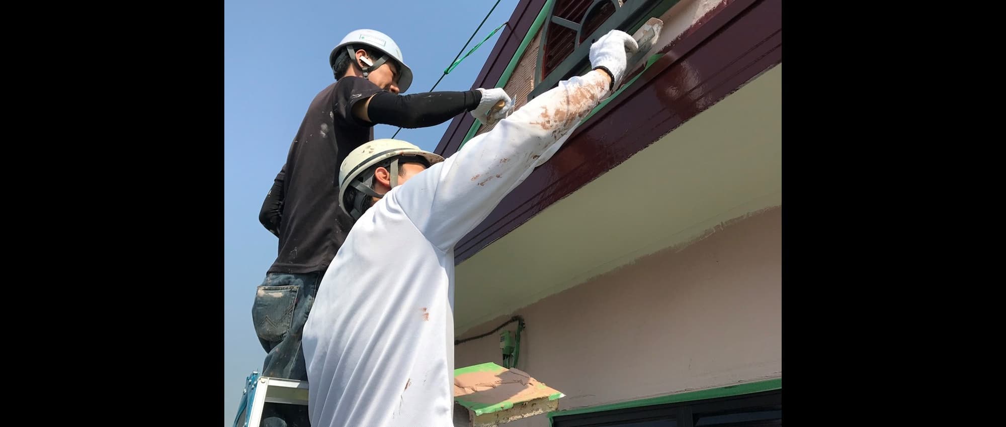 壁をコテ塗する職人