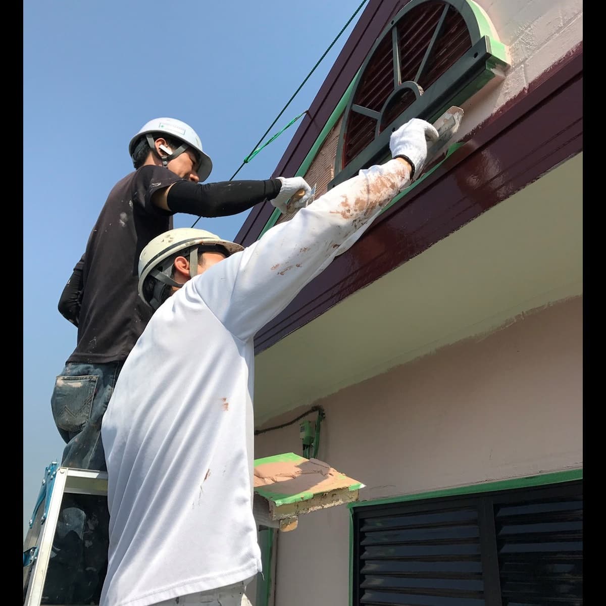 外壁をコテ塗する職人